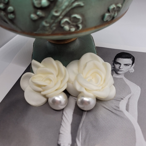 NWT Elegant Ivory Flower & Pearl Design Stud Earrings - Picture 12 of 14